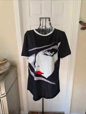 Black Graphic Short Sleeve Tee with Red Lip Accent